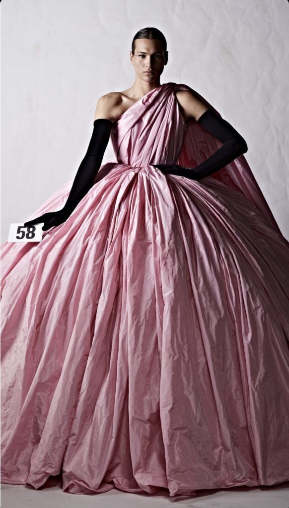 Kim Kardashian, Nicole Kidman y Dua Lipa desfilan para la 51st Couture de Balenciaga - Begaco.es