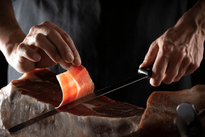 El corte a mano mantiene los nutrientes, la calidad y el sabor del jamón ibérico mejor que el corte a máquina